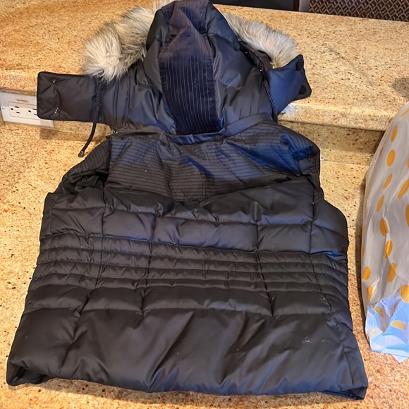 Juicy puffer best w hood/faux fur trim - Picture 3 of 4